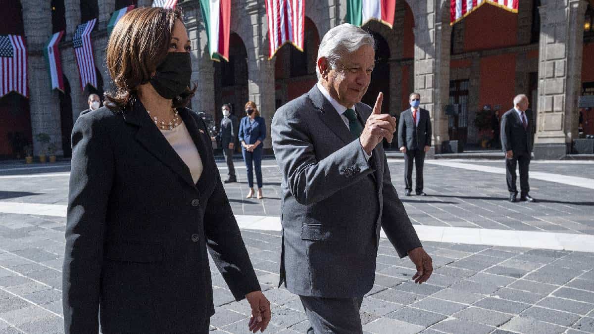 Vicepresidenta de EE.UU. Kamala Harris junto al Presidente de México Andrés Manuel López Obrador.