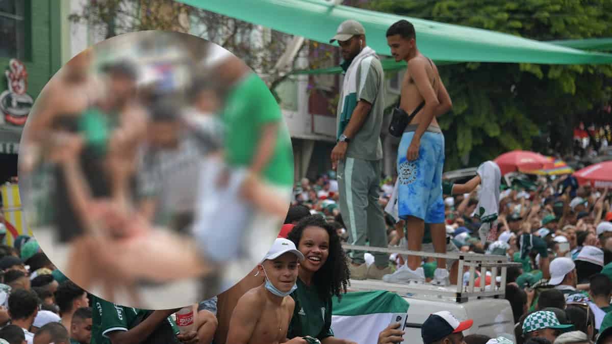 Hinchas de Palmeiras al frente de la sede del club, recibiendo al equipo del Mundial de Clubes