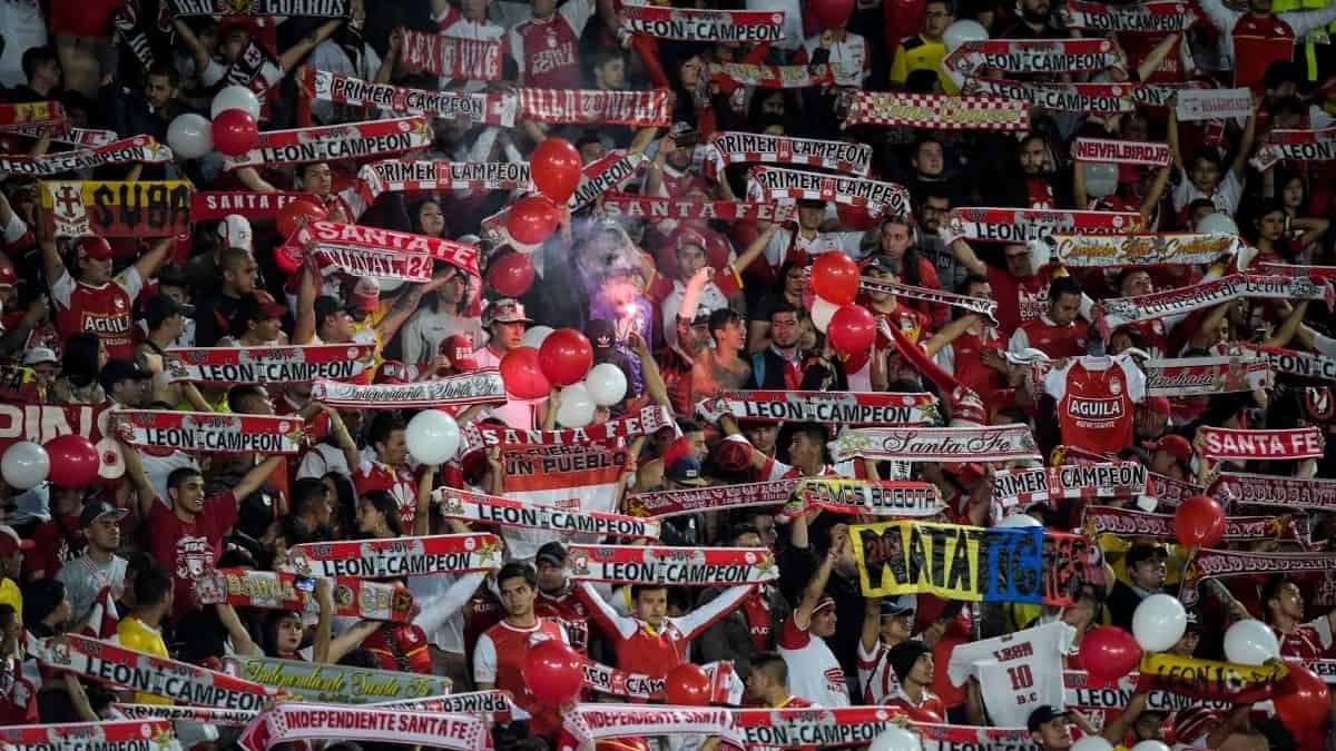 Hinchas de Santa Fe en el estadio El Campín