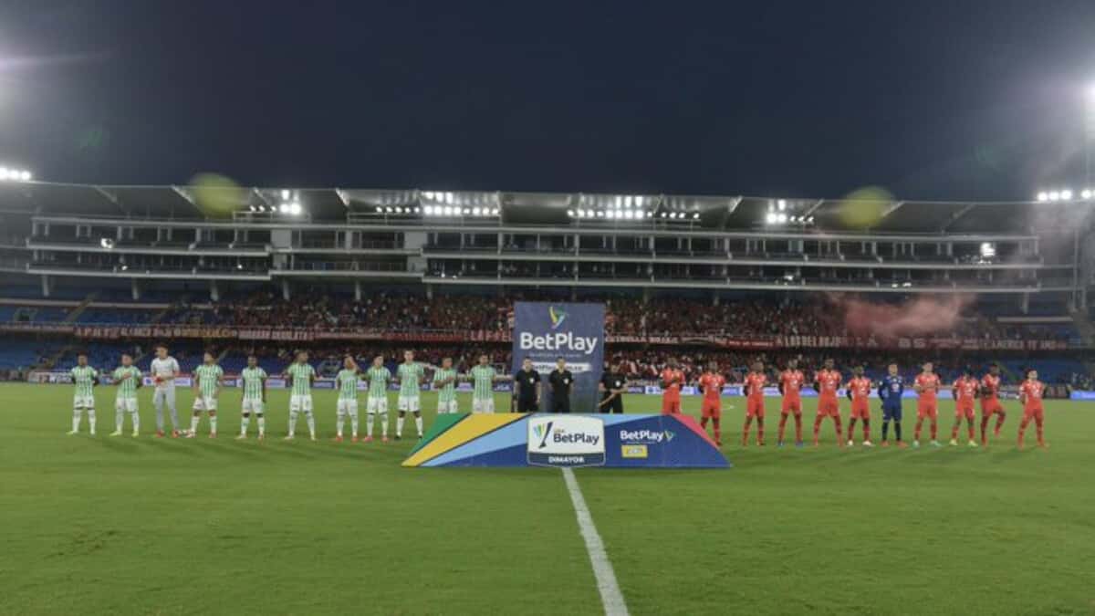 Hinchas de América atacan a golpes a aficionado de Nacional