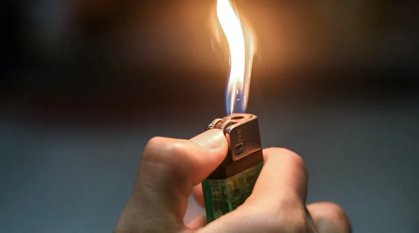 Hombre intentó quemar su casa con su familia dentro