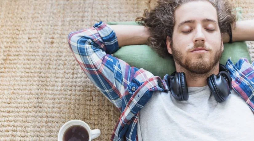 Hombre tomando una siesta