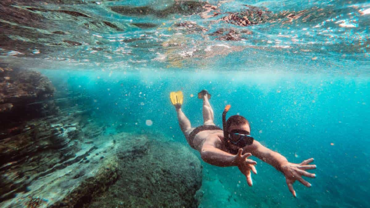 Un apneísta danés logró bucear por más de 200 metros sin respirar