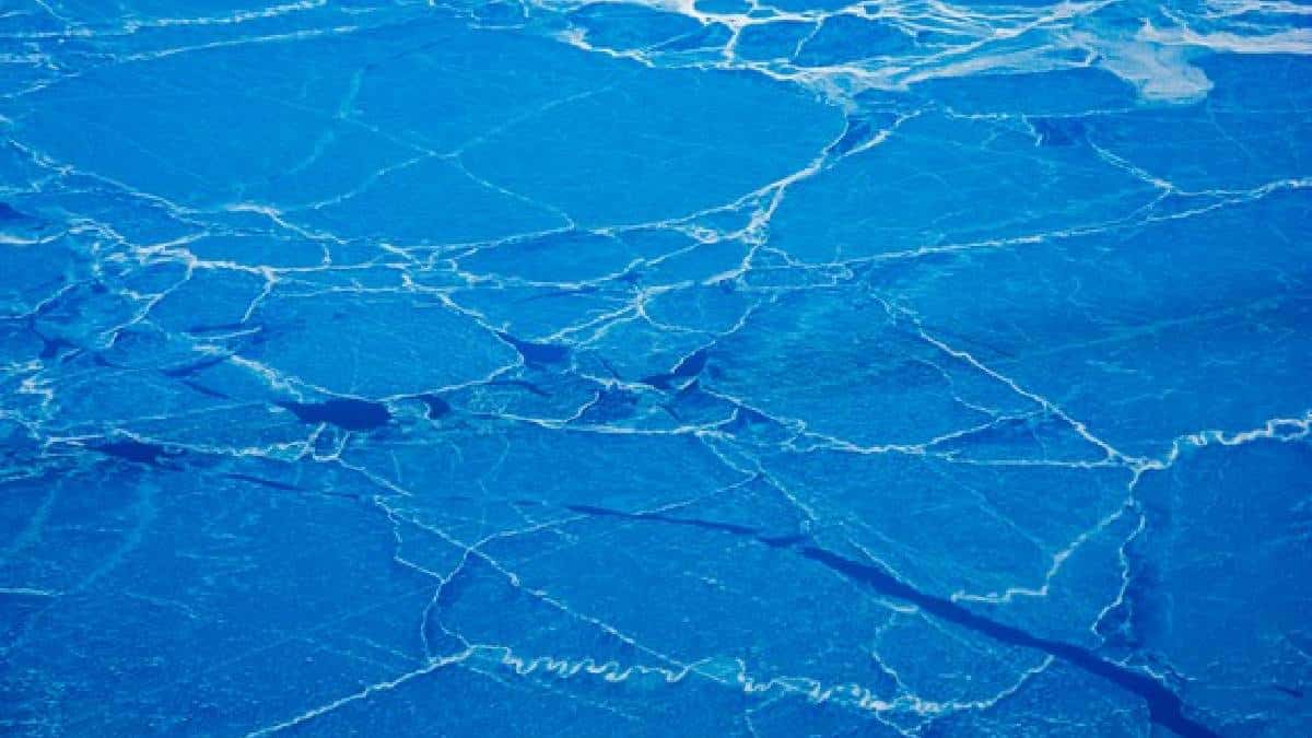 Un hombre nada 100 metros bajo el hielo sin respirar