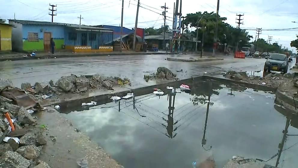 Hueco en vía de Barranquilla fue convertido en piscina