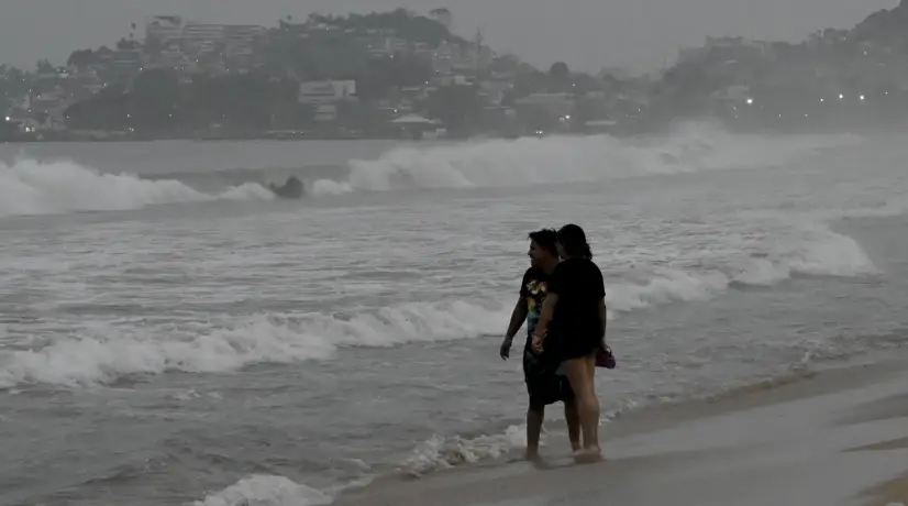 Huracán Otis bajó a categoría 4 tras tocar México