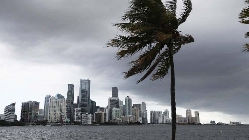 Huracán Isaías azota isla de Bahamas y avanza hacia el estado de Florida