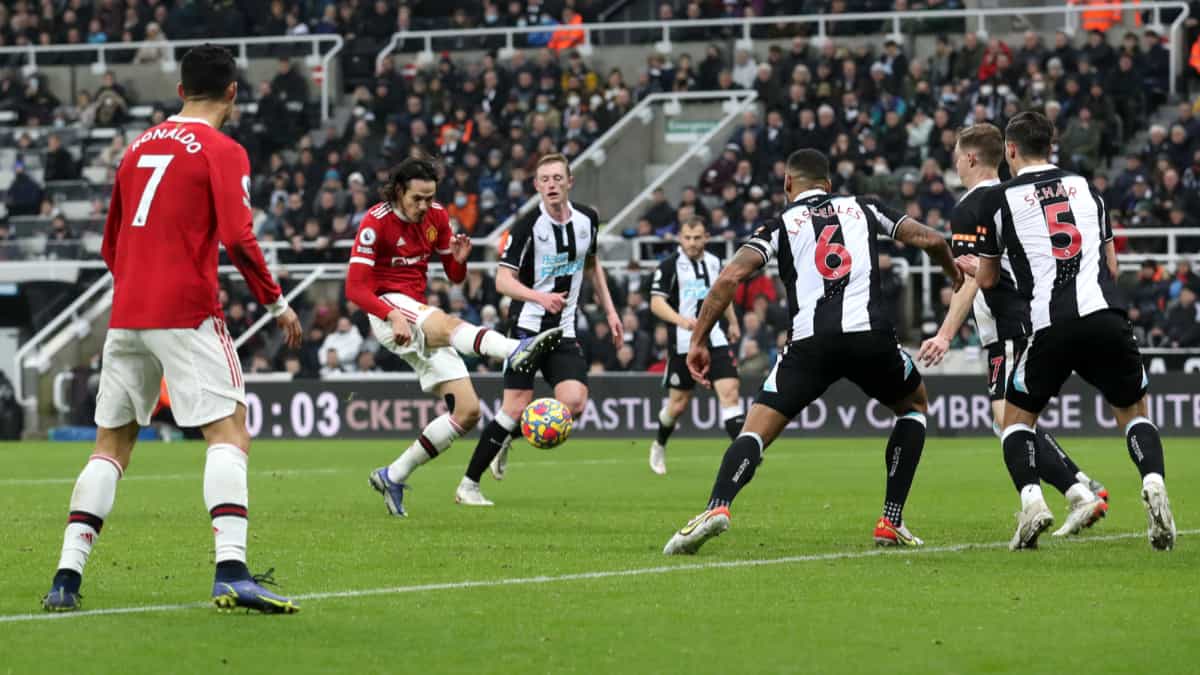 Cavani le salvó un punto al Manchester United contra Newcastle