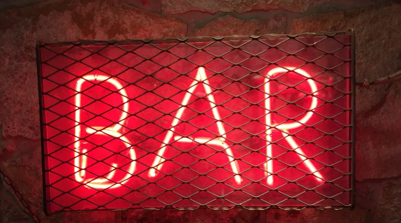 Foto tomada de Unsplash Madre sacó a correazos a su hijo de un bar