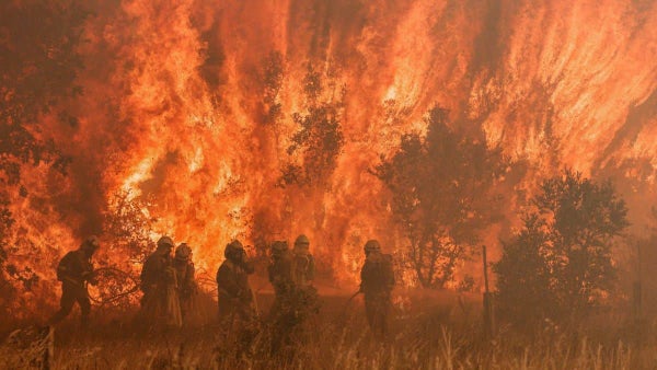 Irán intenta apagar las secuelas: controlan incendio en puerto tras explosión mortal