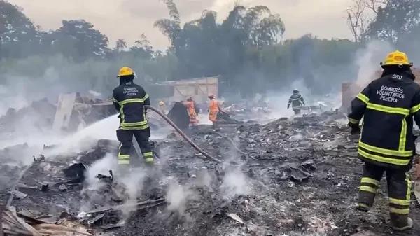 En video: al menos 100 viviendas incineradas por voraz incendio en Futuro Bajo, Pereira En video: al menos 100 viviendas incineradas por voraz incendio en Futuro Bajo, Pereira