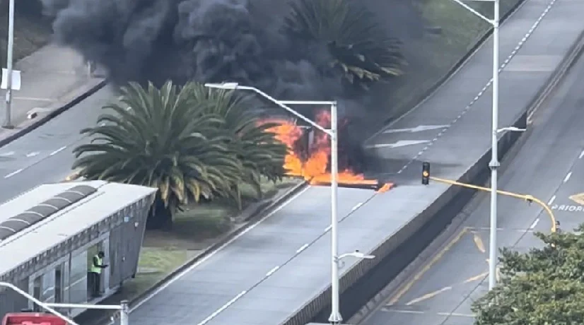 El incendio que se presentó al lado de la estación Gratamira de Transmilenio.