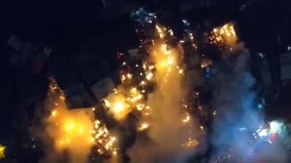 Las autoridades custodian la zona del desastre.