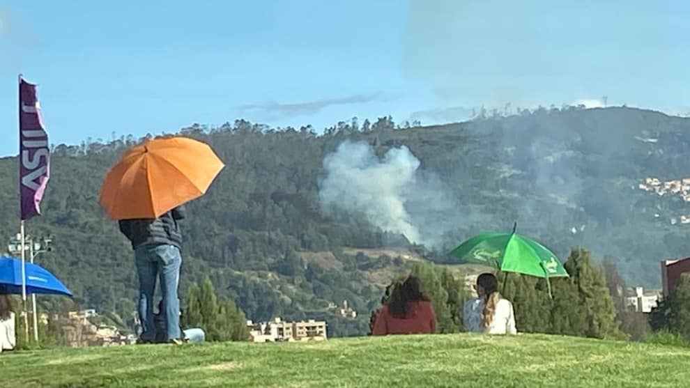 Bomberos controlaron incendio forestal en El Codito. Foto: @RicHenao/ Twitter
