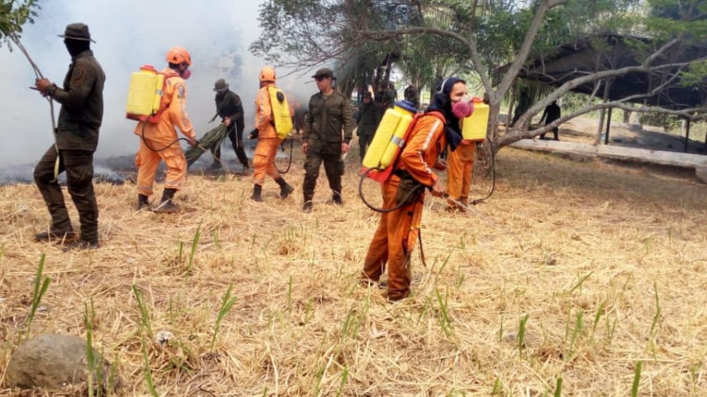 En esta época del año, los incendios son frecuentes en el país debido al clima seco. Foto: Defensa Civil