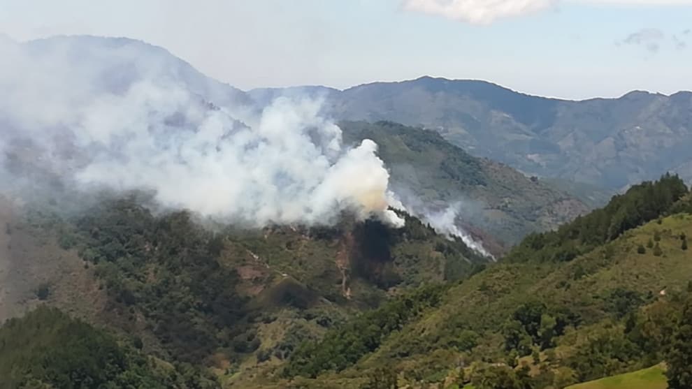 El páramo arde desde hace varios días. Foto: @lorenzolizarazo