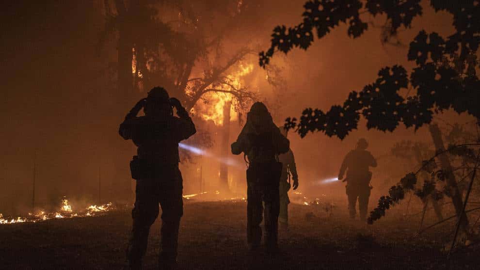 Al menos 180.000 personas fueron evacuadas por incendios en California