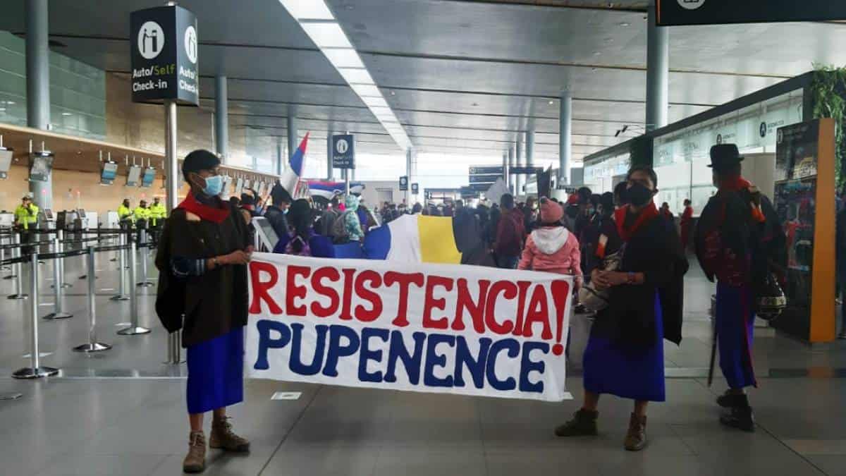 Indígenas adelantan protesta en el aeropuerto internacional El Dorado