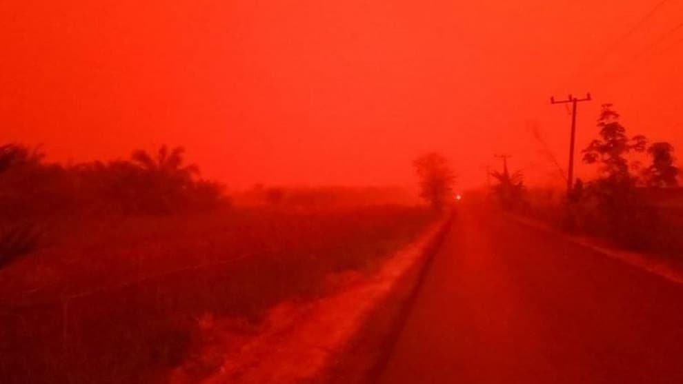 El extraño fenómeno que puso el cielo de color rojo en Indonesia