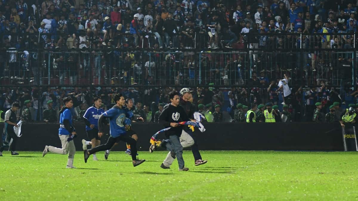 Indonesia: 32 niños entre 125 fallecidos estadio de fútbol