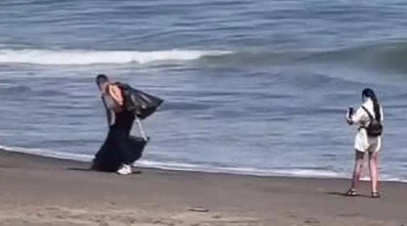 Influencer finge recoger basura y termina contaminando