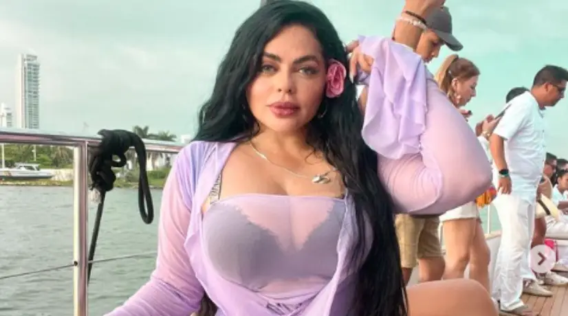 Llueven críticas a influenciadora por su peculiar secreto de belleza: se aplica orina en el rostro