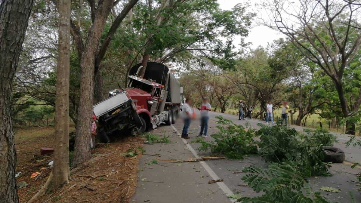 Accidente entre patrulla del Ejército y tractomula en Cesar - Foto: Cortesía