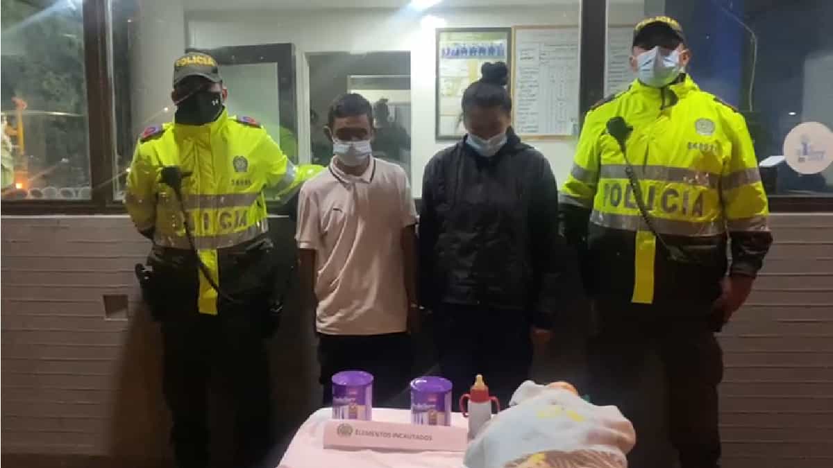 Foto: Policía Metropolitana de Bogota. Bebé de juguete y latas de leche.
