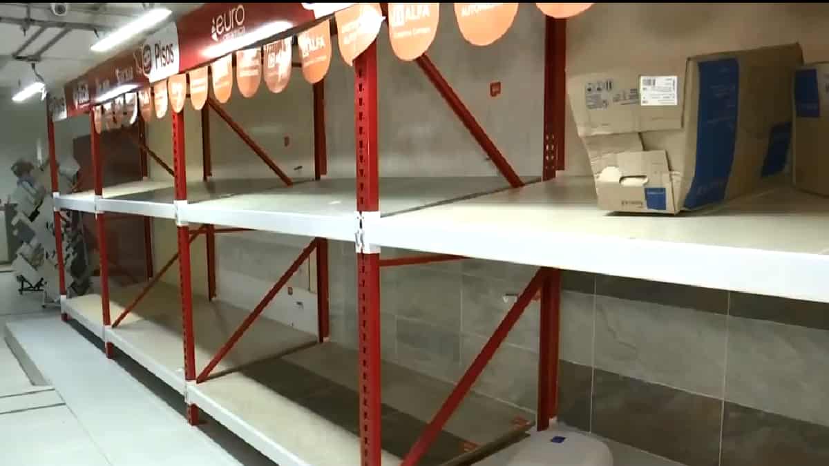 Estanterías de ferreterías vacías