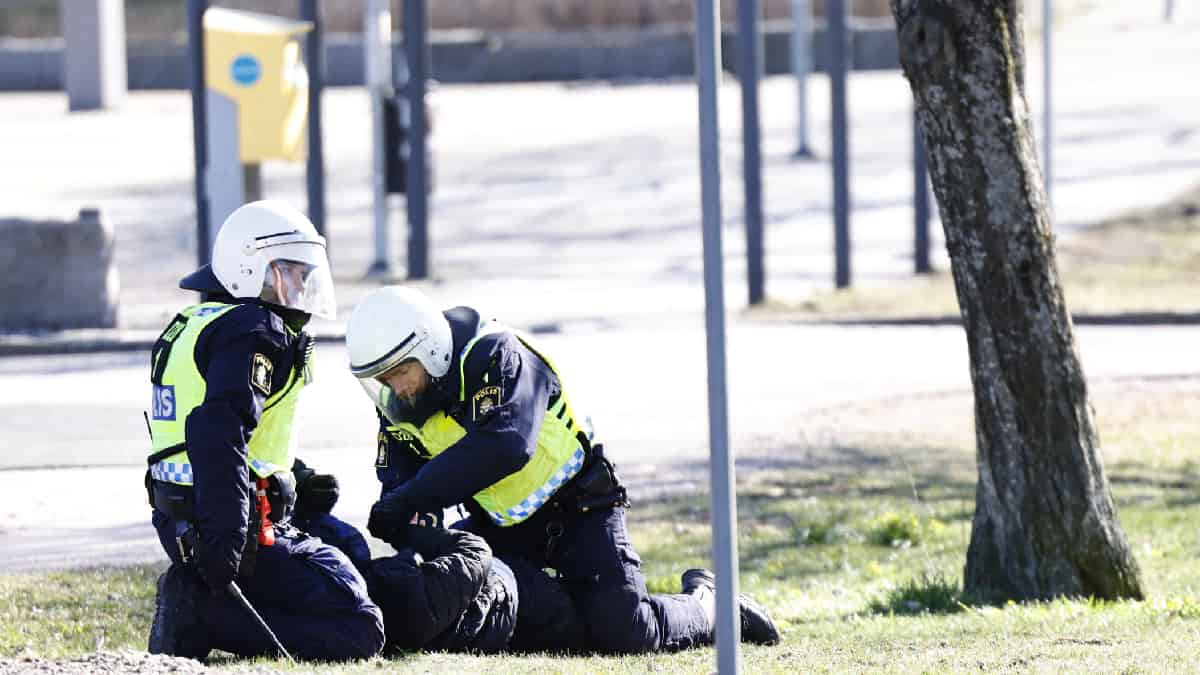 La policía arresta a un manifestante durante los disturbios en Norrkoping, Suecia. 