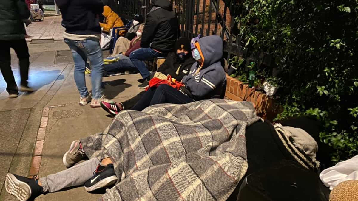 Largas filas para sacar le pasaporte en Bogotá