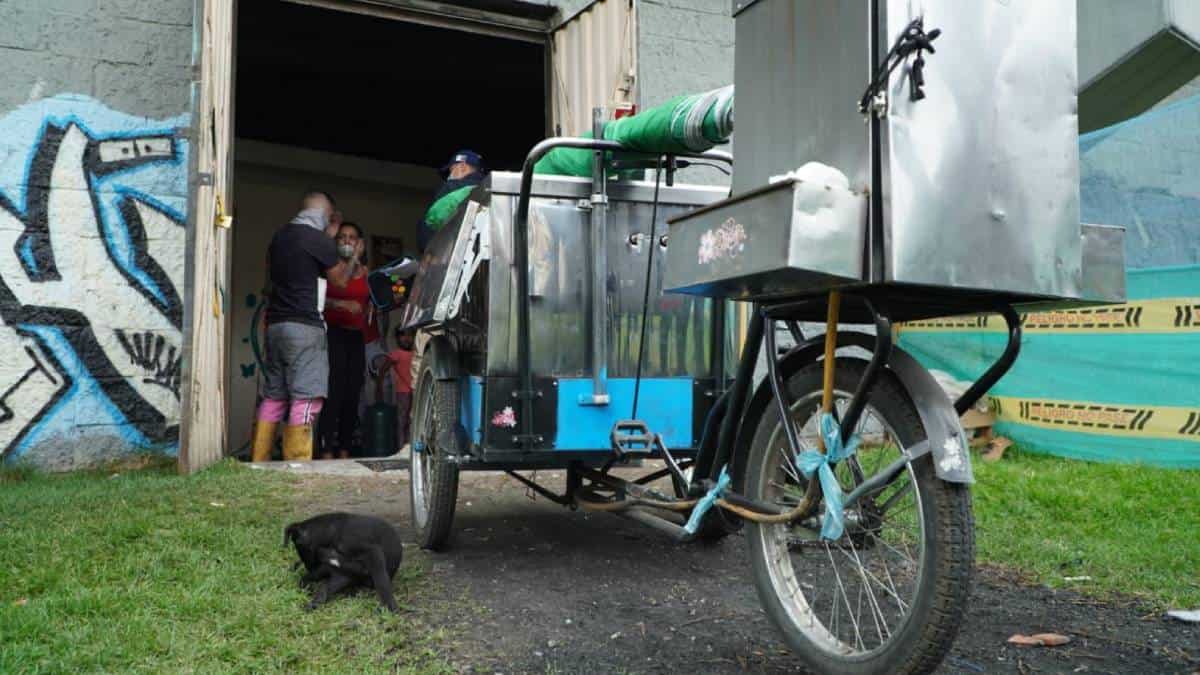 Foto: Parqueadero ilegal en puente de Bogotá