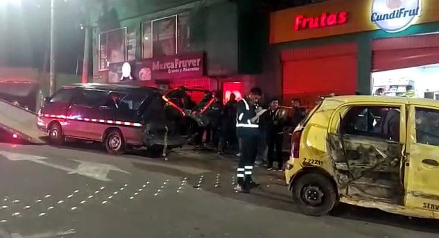 Taxi estrelló camioneta y establecimiento en el sur de Bogotá - Foto: NoticiasRCN