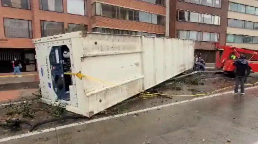 Video del accidente de un tractocamión que se volcó en la NQS de Bogotá - Foto: Captura del vido