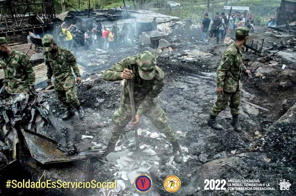Ejército Nacional apoya labores de remoción de escombros en tragedia en Risaralda