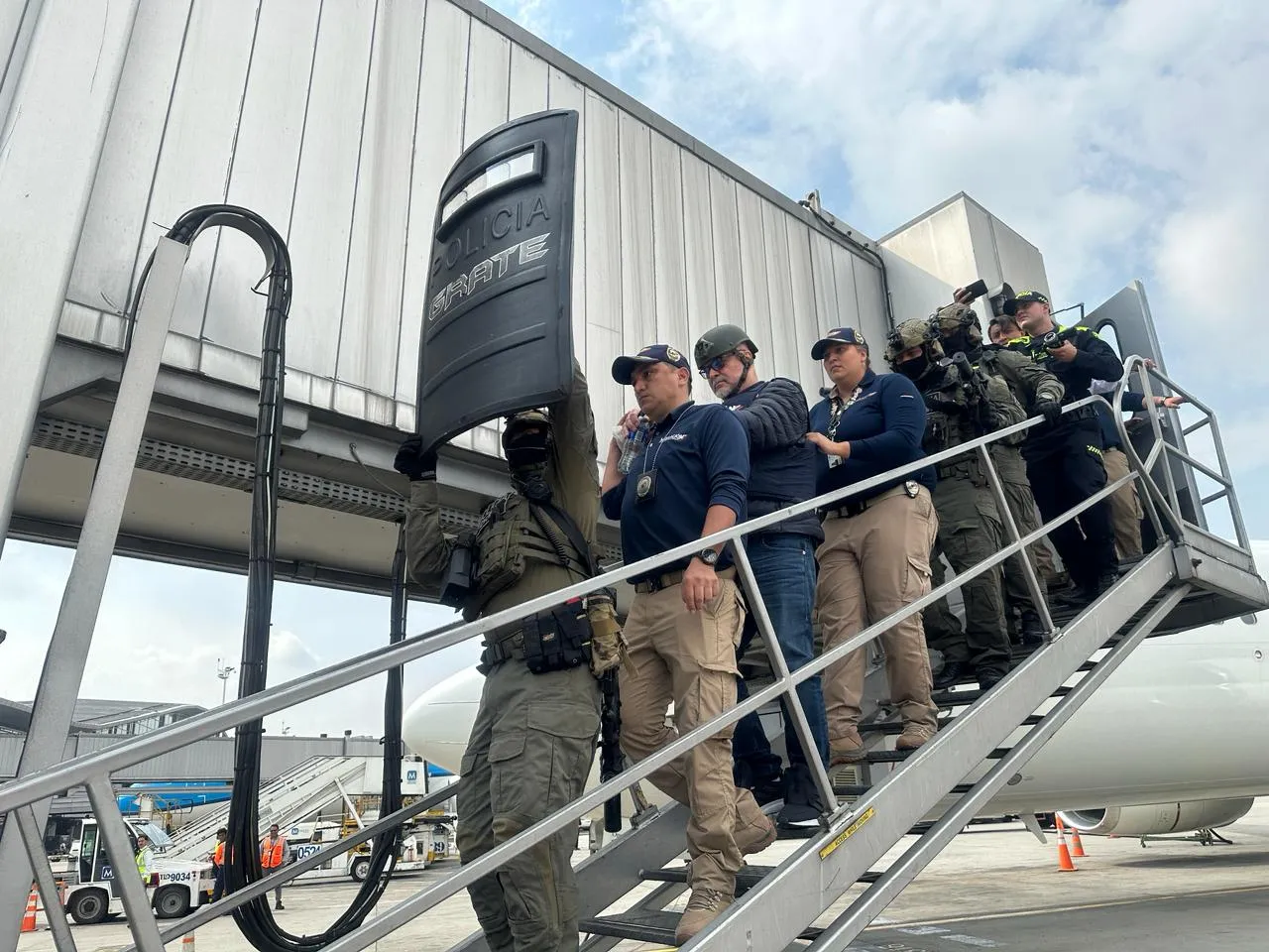 Salida de Mancuso del avión