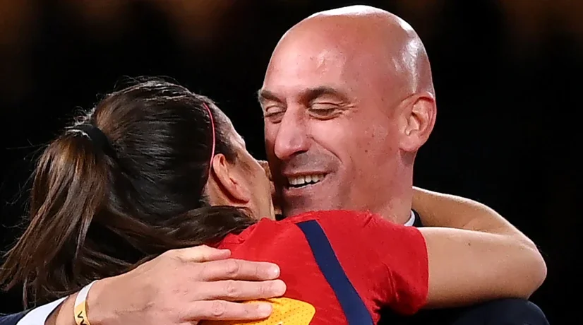 Luis Rubiales, presidente de la Federación Española, dice que no va a dimitir por beso forzado a Jenni Hermoso - Foto: AFP