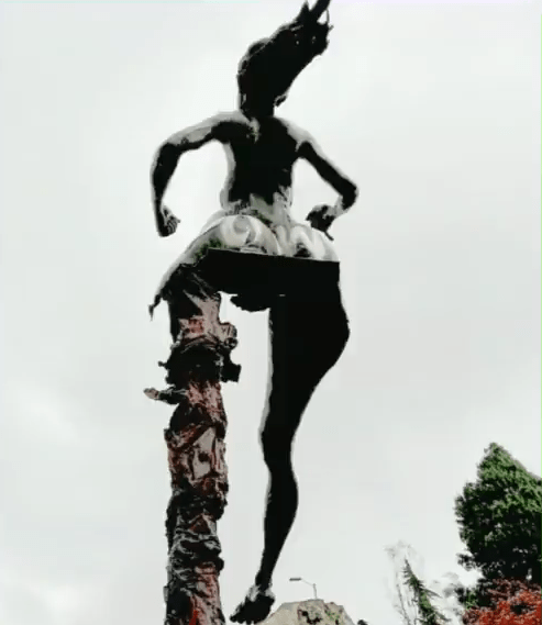 Estatua de la mujer del columpio en Bogotá
