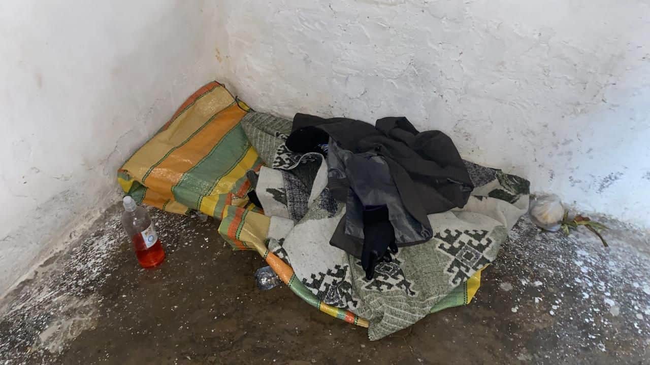 Foto: la cama improvisada en la que dormía el presunto feminicida de Michell González