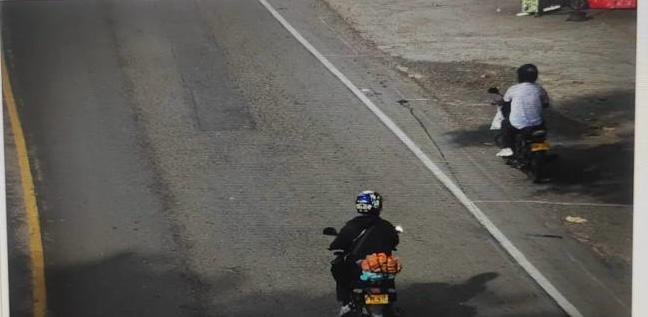Foto: grabaciones de seguridad que seguían la moto robada por Harold Echeverry