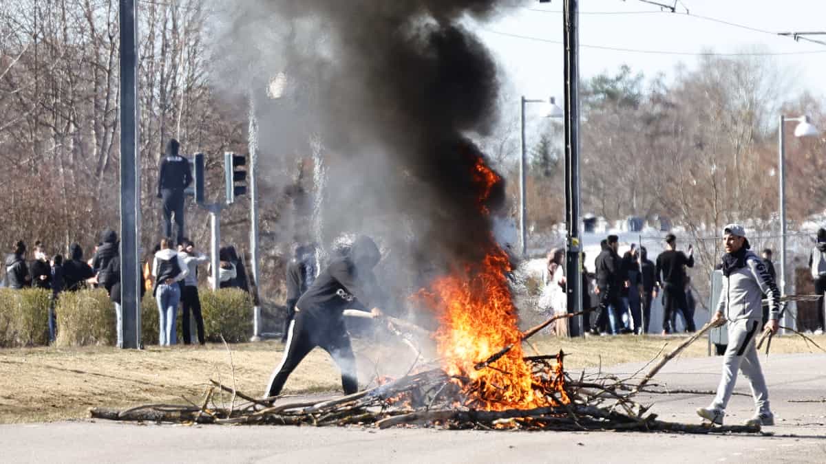  un grupo de extrema derecha quema públicamente copias del Corán 