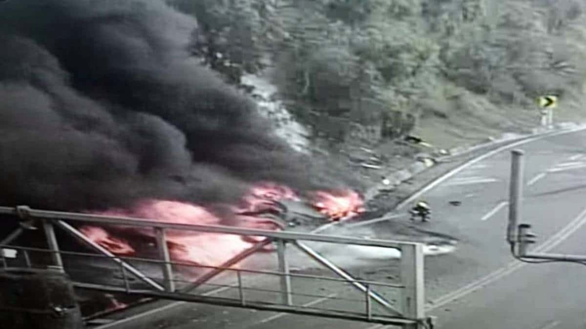 Volcamiento de tractocamión en vía al Llano - Foto: Cortesía