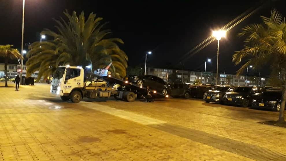 Inmovilizan carros de asistentes a concierto en Bogotá por estar mal parqueados