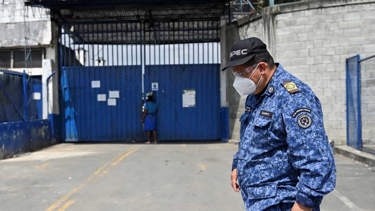 Capturados tres funcionarios del Inpec por presuntos abusos contra reclusos en Bogotá