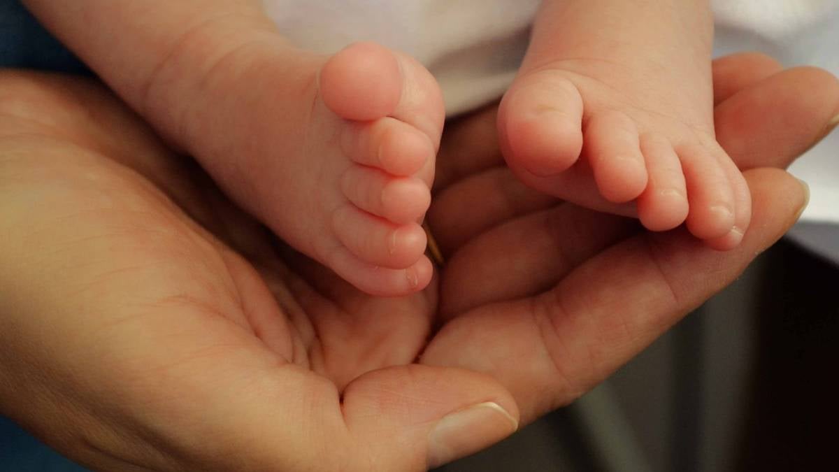 Mujer reclama millonaria suma por daños causados tras haber sido intercambiada al nacer