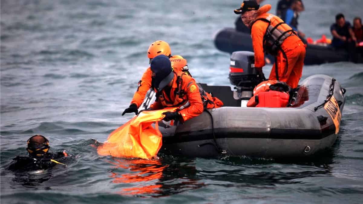 Investigación sobre avión siniestrado en mar de Java en Indonesia