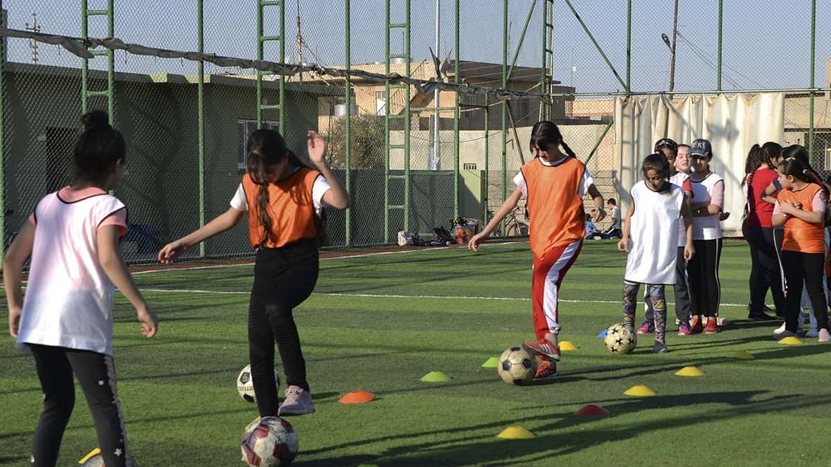Las niñas de Irak encuentran un refugio en el fútbol