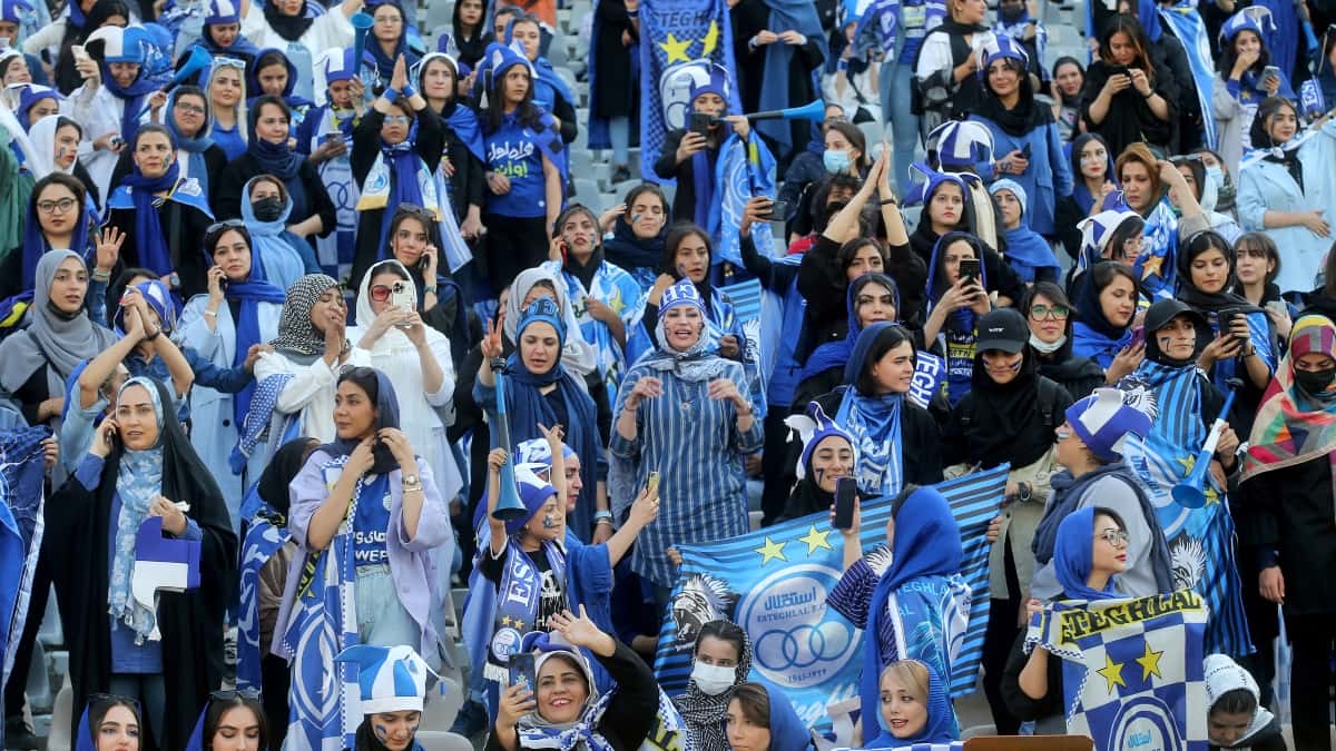 Irán: mujeres asisten a un partido de fútbol tras más de 40 años