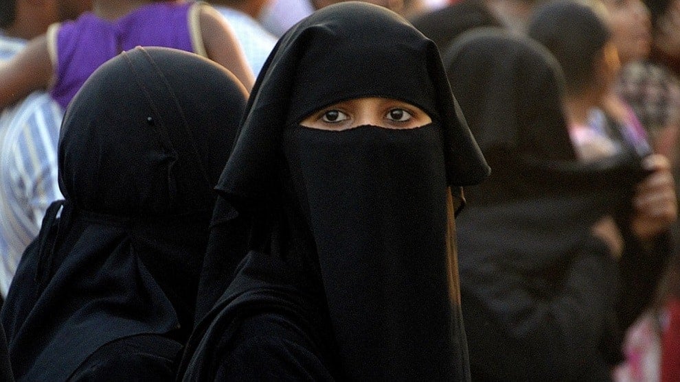 Profesora apoya la violación a mujeres presas en la guerra