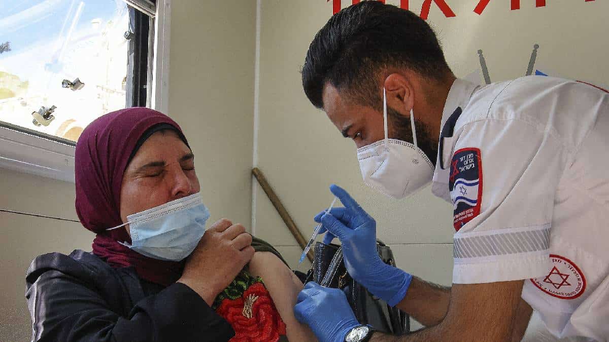 Mas del 50% de personas en Israel tienen la primera dosis de la vacuna